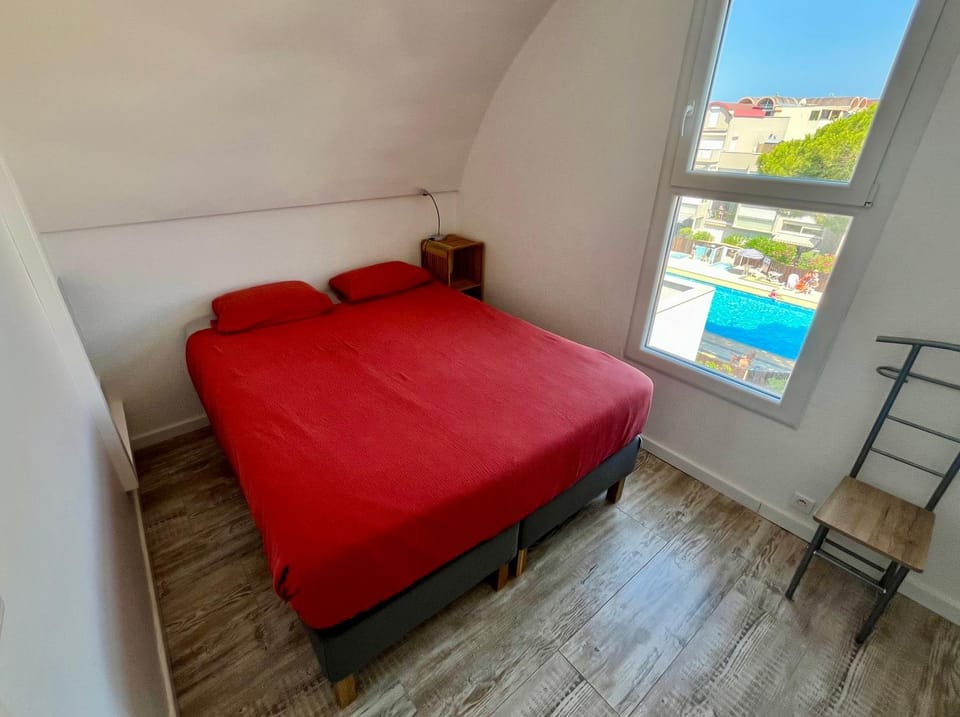 Photo of the whole room, Bedroom, Pool view