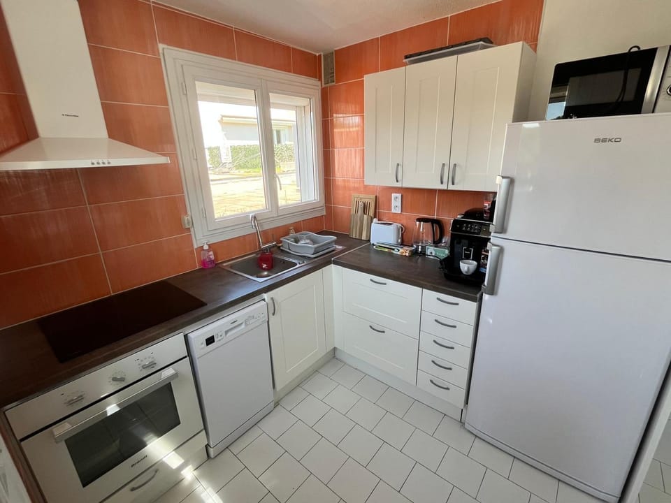 Coffee/tea facilities, dishwasher, microwave, oven, stove, toaster, kitchen