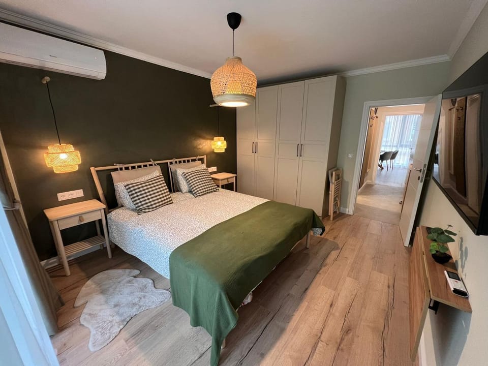 Bed, TV and multimedia, Photo of the whole room, Bedroom, heating, wardrobe, air conditioner