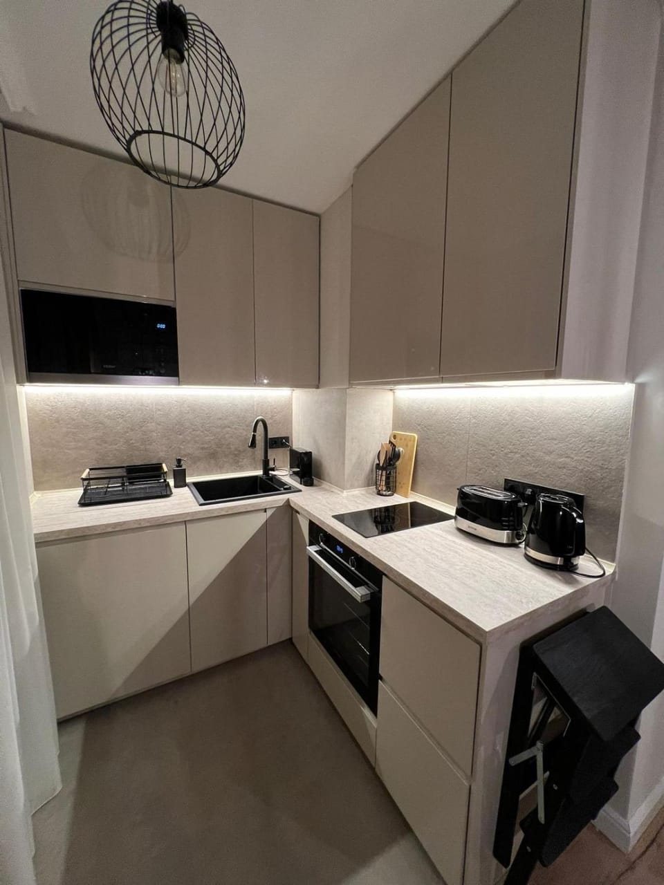 Coffee/tea facilities, Kitchen or kitchenette, microwave, oven, stove, toaster