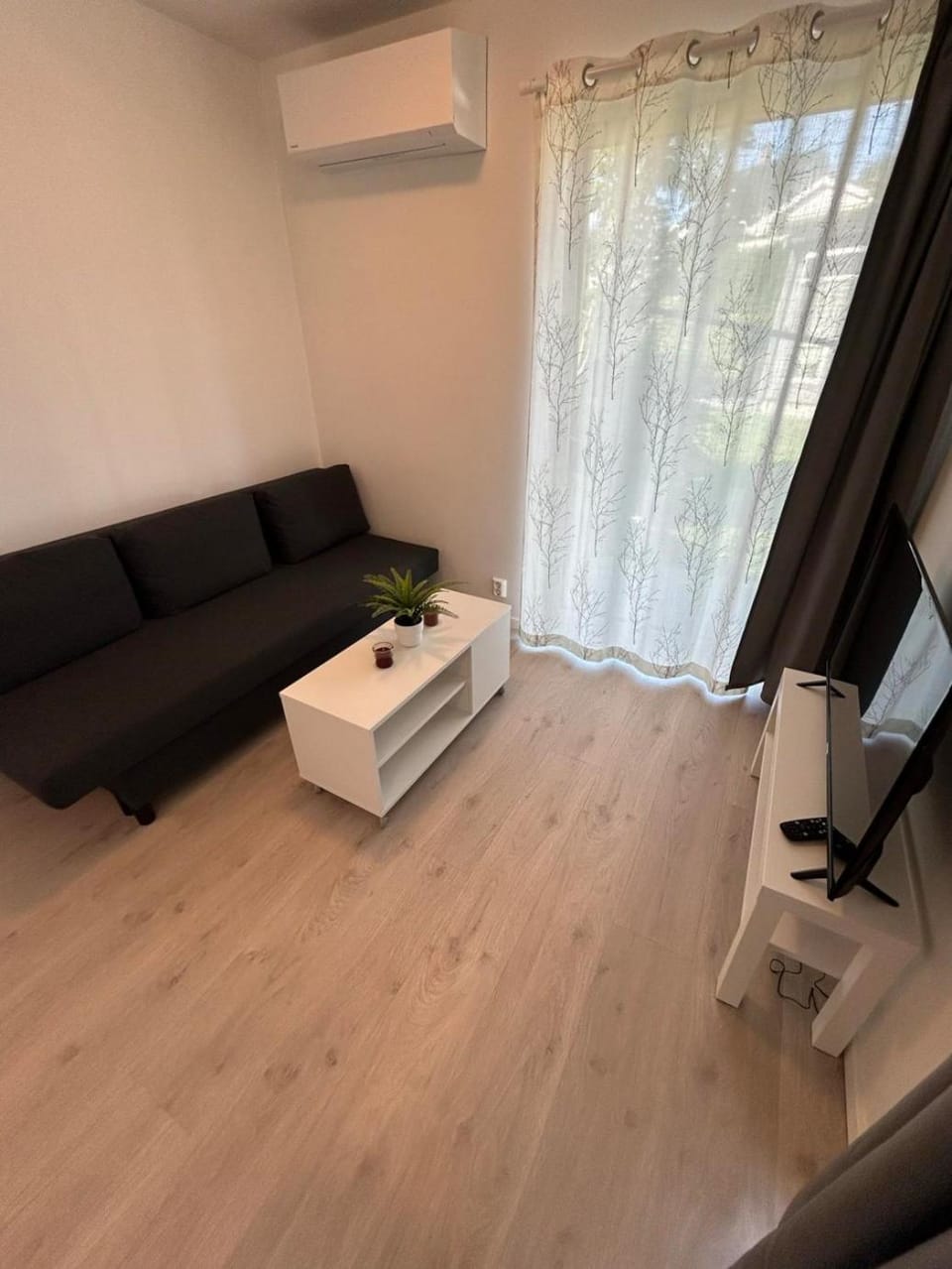 TV and multimedia, Living room, Seating area, air conditioner