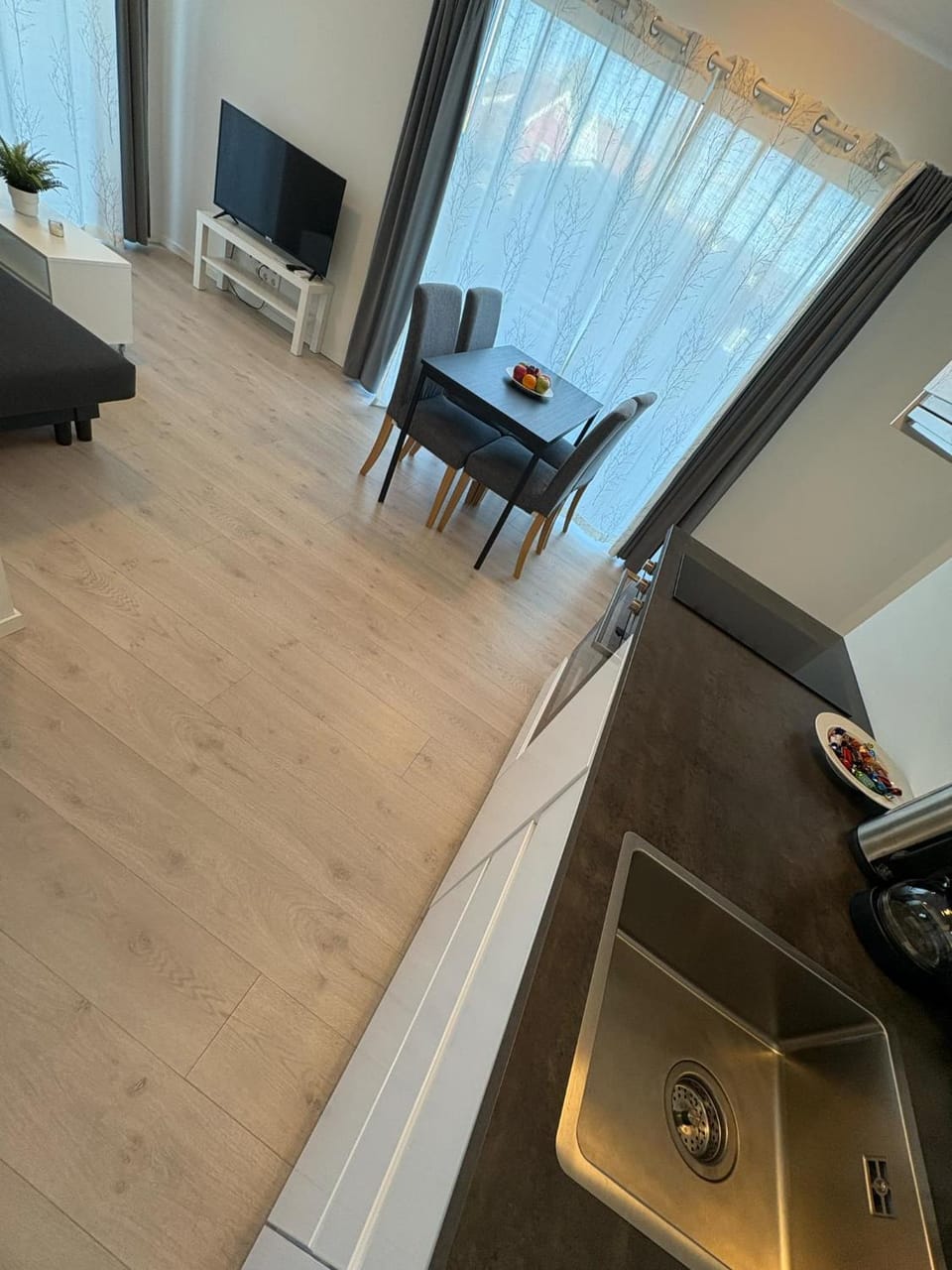 TV and multimedia, Kitchen or kitchenette, Photo of the whole room, Dining area