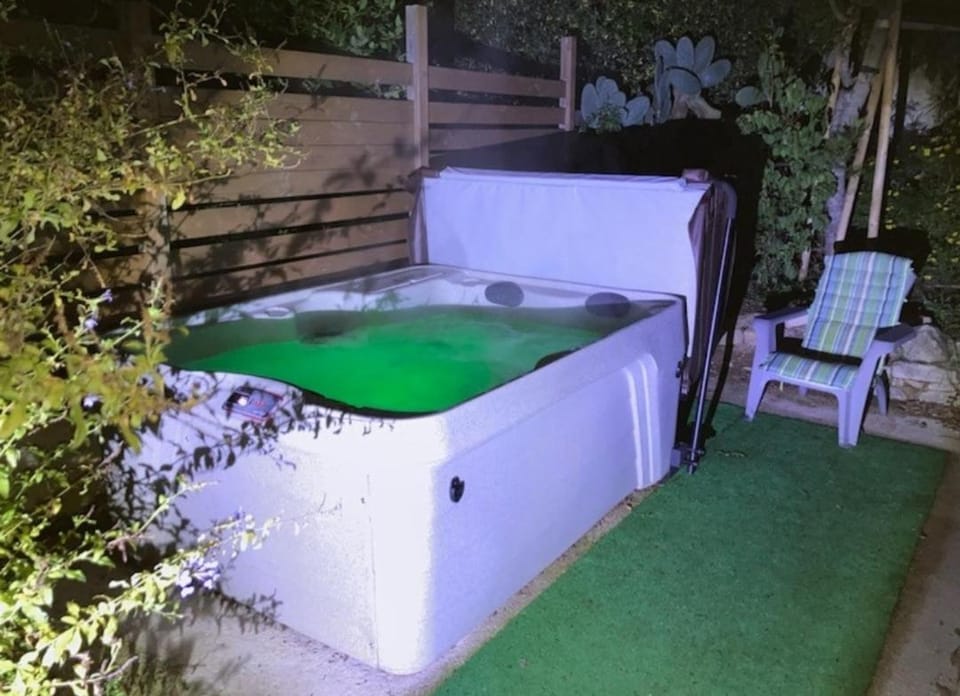 Bas de villa avec jardin, piscine et jacuzzi House in La Seyne-sur-Mer