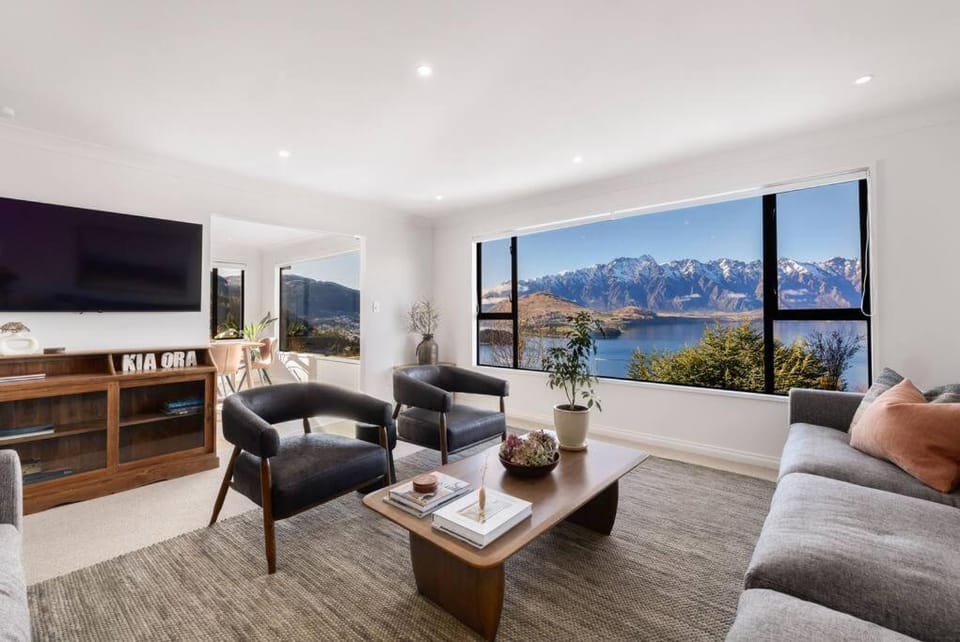 Communal lounge/ TV room, Natural landscape, TV and multimedia, Living room, Seating area, Evening entertainment, Mountain view