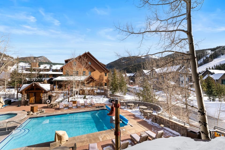 Property building, Day, Natural landscape, Winter, Hot Tub, Mountain view, Swimming pool