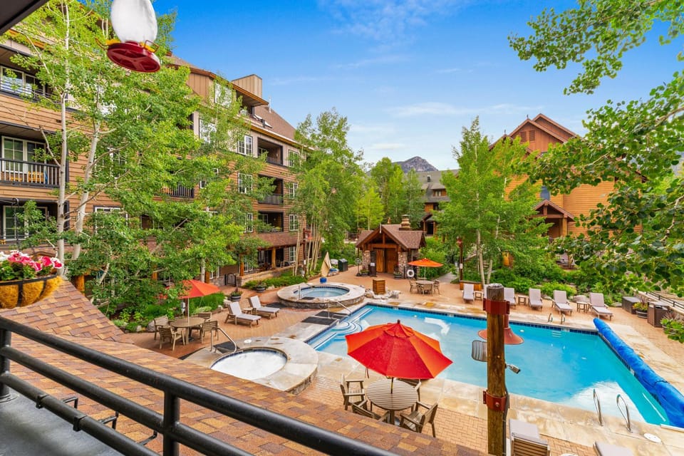 Property building, Day, Natural landscape, Garden, Hot Tub, View (from property/room), Balcony/Terrace, Mountain view, Pool view, Swimming pool