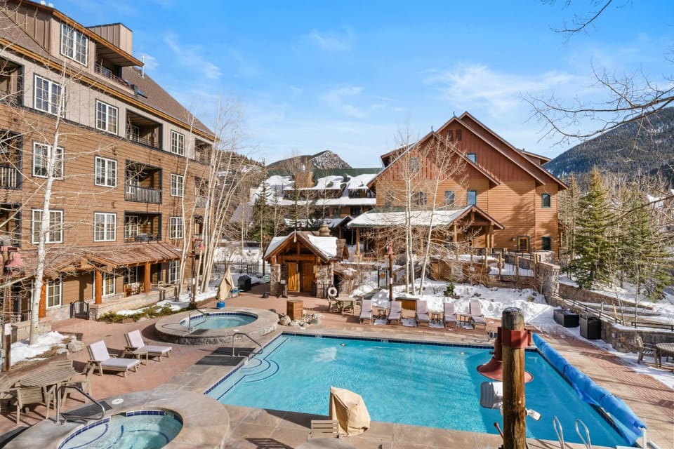 Property building, Day, Winter, Hot Tub, Mountain view, Swimming pool