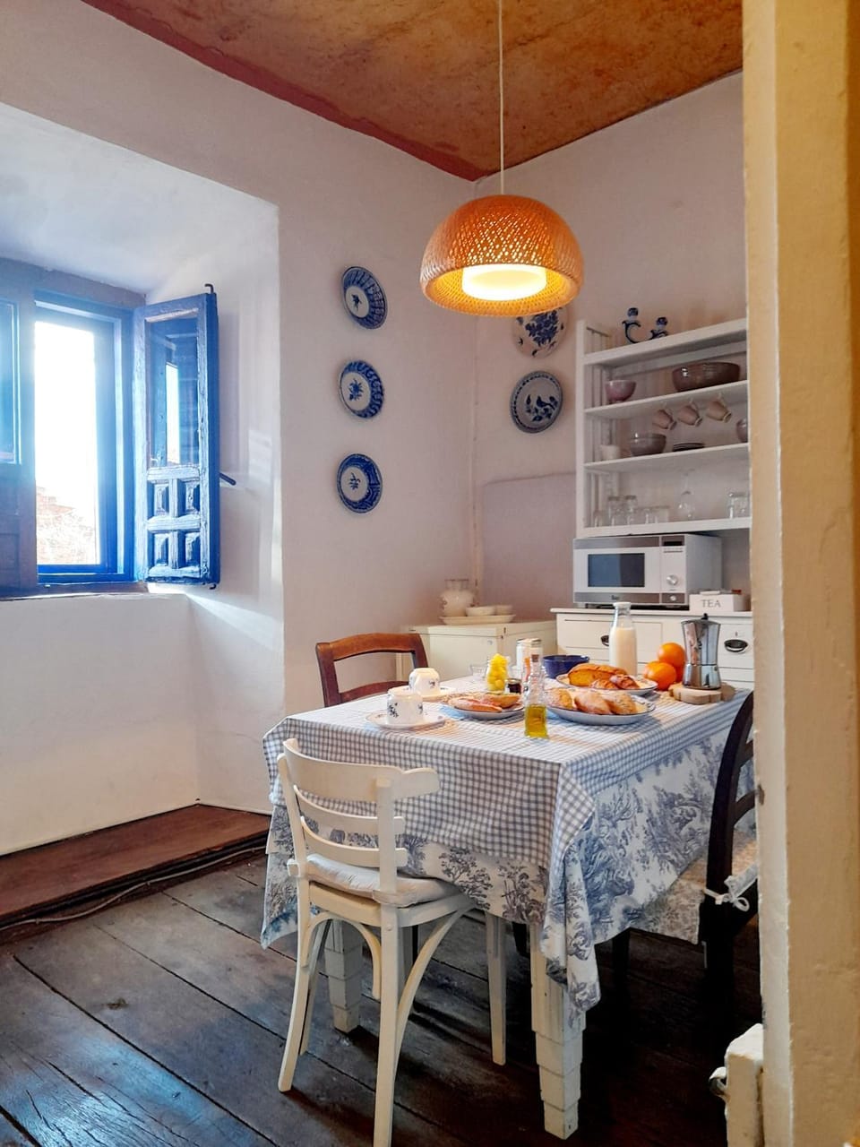 Kitchen or kitchenette, Food and drinks, Dining area, Food