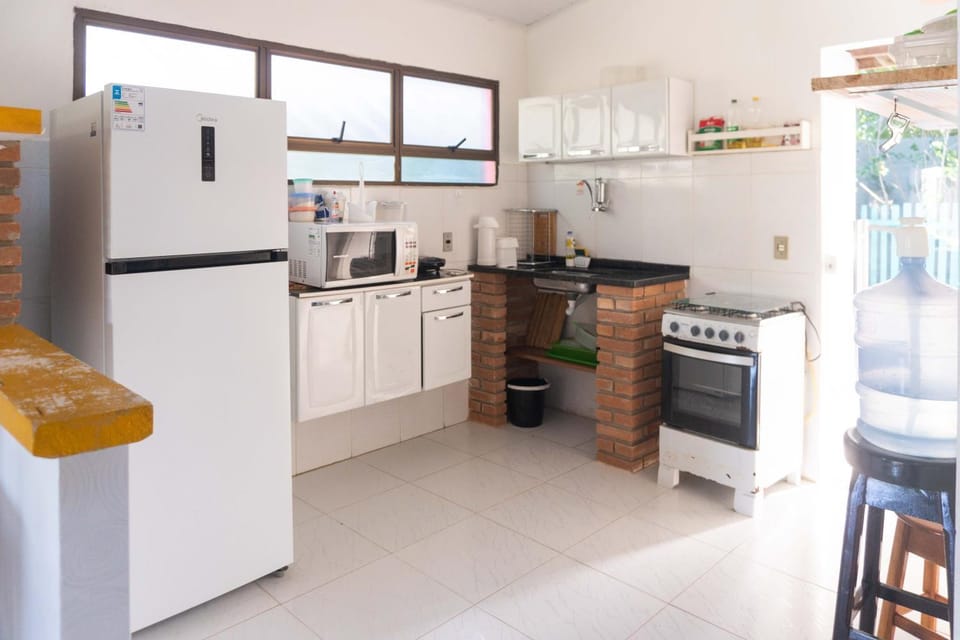 Coffee/tea facilities, Kitchen or kitchenette, Communal kitchen, microwave, oven, stove, kitchen
