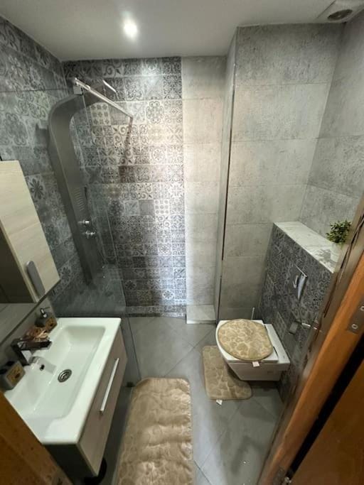 Shower, Toilet, Bathroom