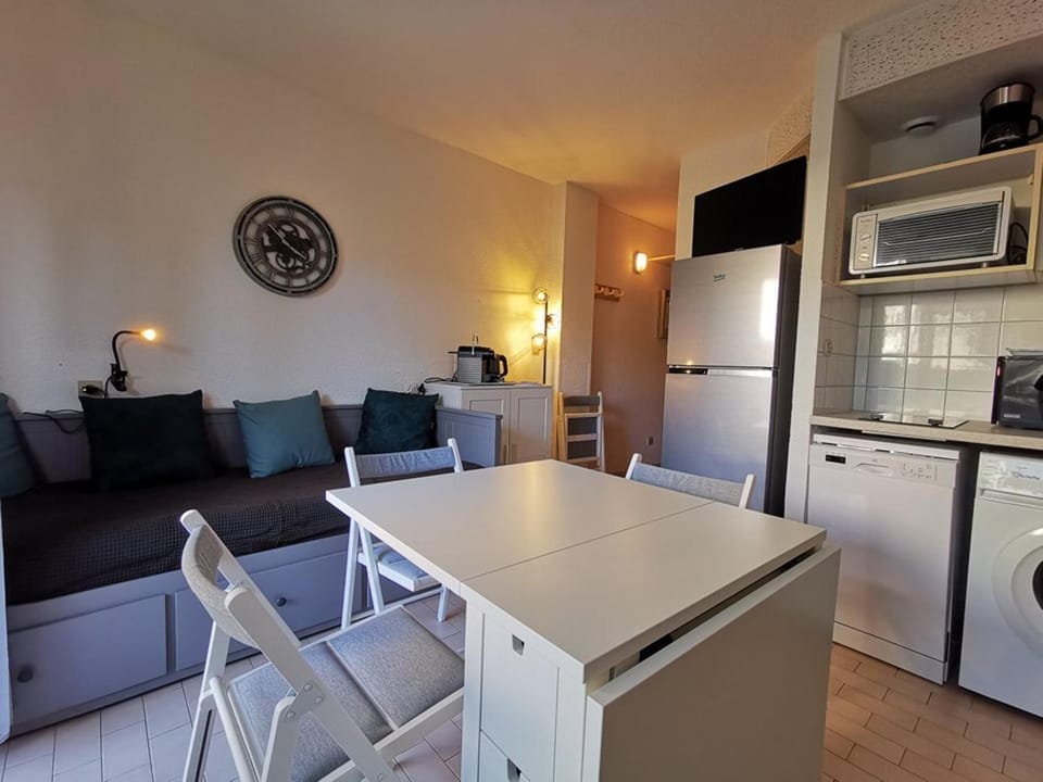 Studio 2 pers. jardin, parking & clim à 10m plage - FR-1-803-10 Apartment in Le Lavandou