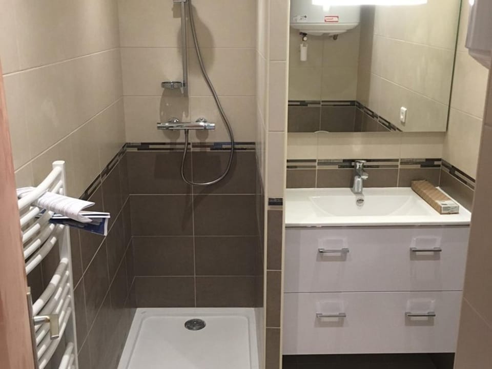 Studio 2 pers. jardin, parking & clim à 10m plage - FR-1-803-10 Apartment in Le Lavandou
