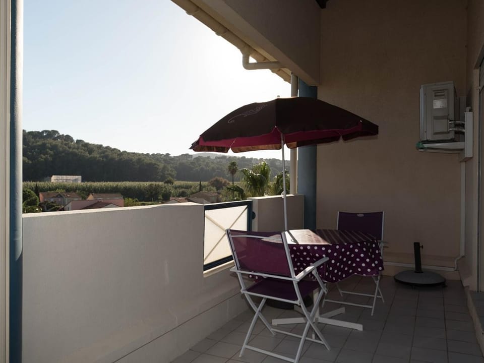 Deux pièces au Lavandou avec terrasse spacieuse et parking - FR-1-803-21 Apartment in Le Lavandou