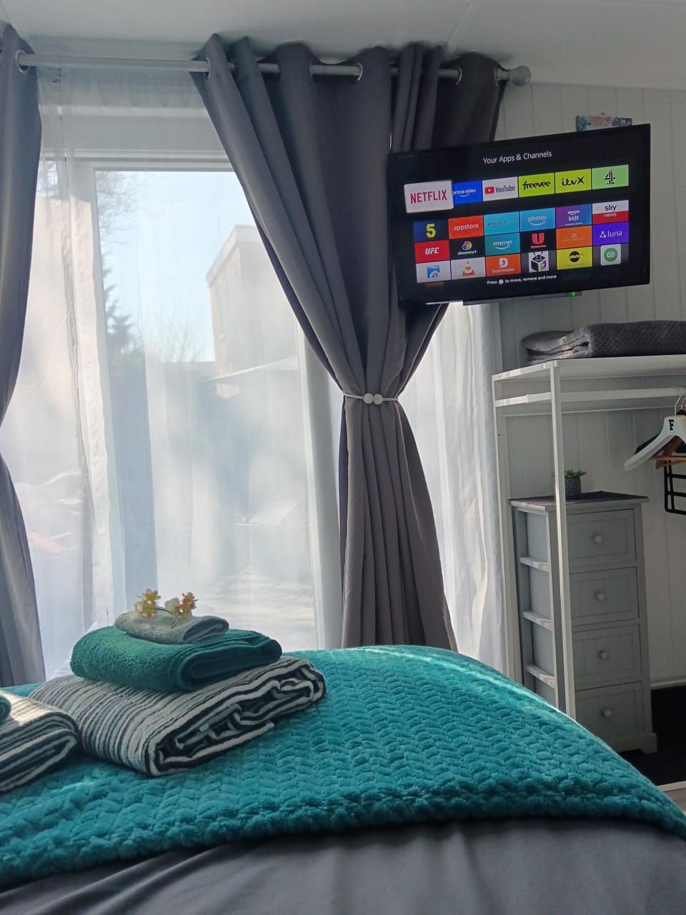 Bed, TV and multimedia, Bedroom, Entertainment, internet, internet