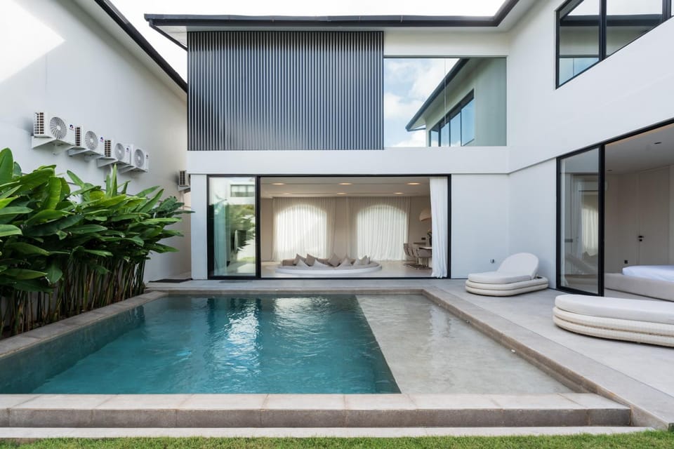 Pool view, Swimming pool, sunbed