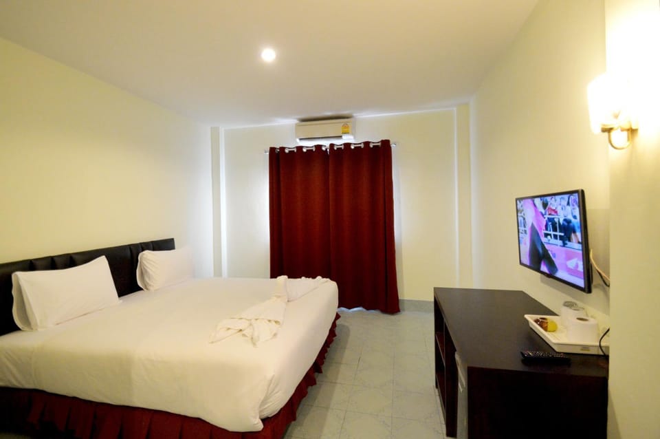 Bed, TV and multimedia, Photo of the whole room, Bedroom