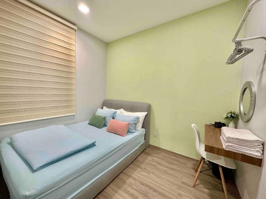 Photo of the whole room, Bedroom