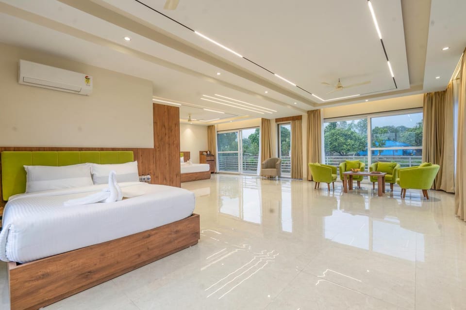 Bed, Photo of the whole room, Seating area, Bedroom, air conditioner