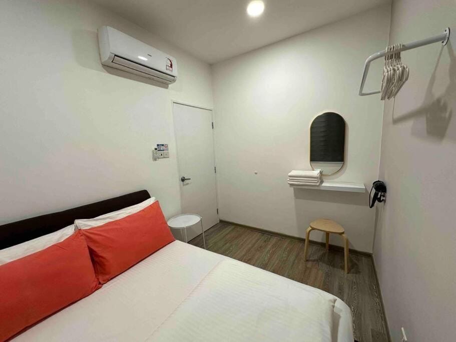 Photo of the whole room, Bedroom, hair dresser