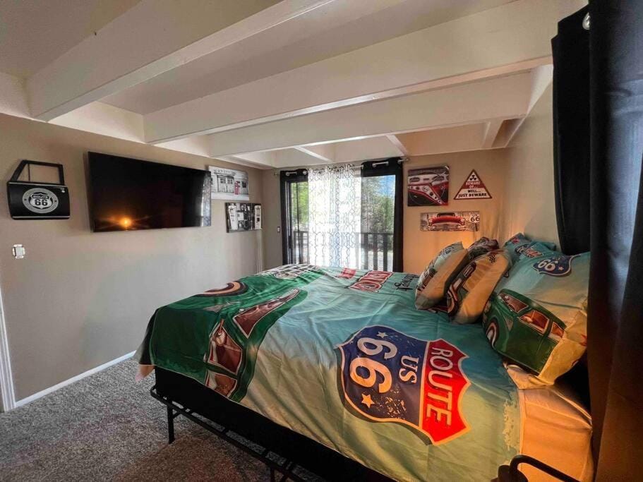 Bed, TV and multimedia, Bedroom