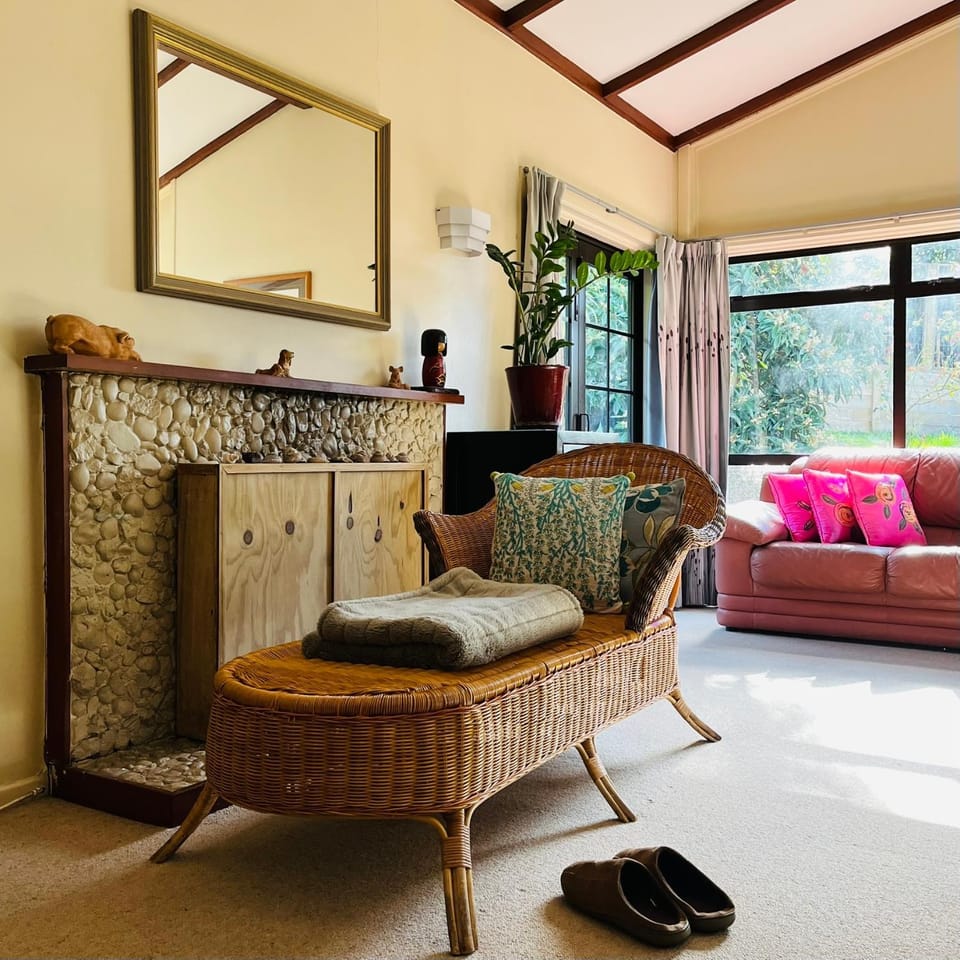 Peaceful Green Bay Charmer House in Auckland