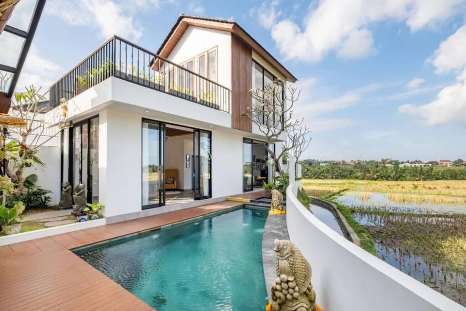 Property building, Natural landscape, Balcony/Terrace, Pool view, Swimming pool, sunbed