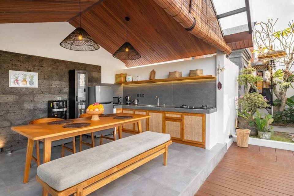 Coffee/tea facilities, Kitchen or kitchenette, Seating area, Dining area