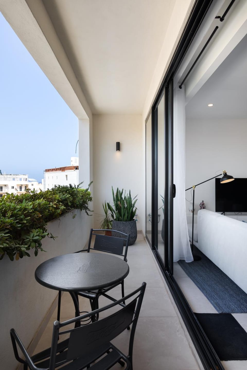 Modern 1BR Spacious Apartment with Terrace - Close to St Thomas Bay Apartment in Marsaskala
