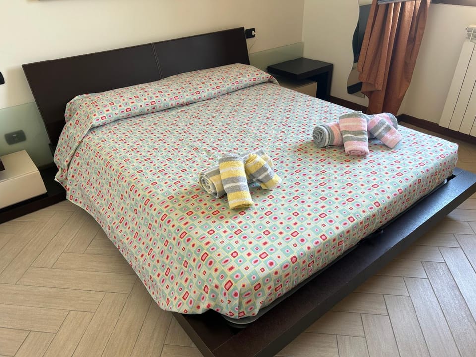 Photo of the whole room, Bedroom, towels