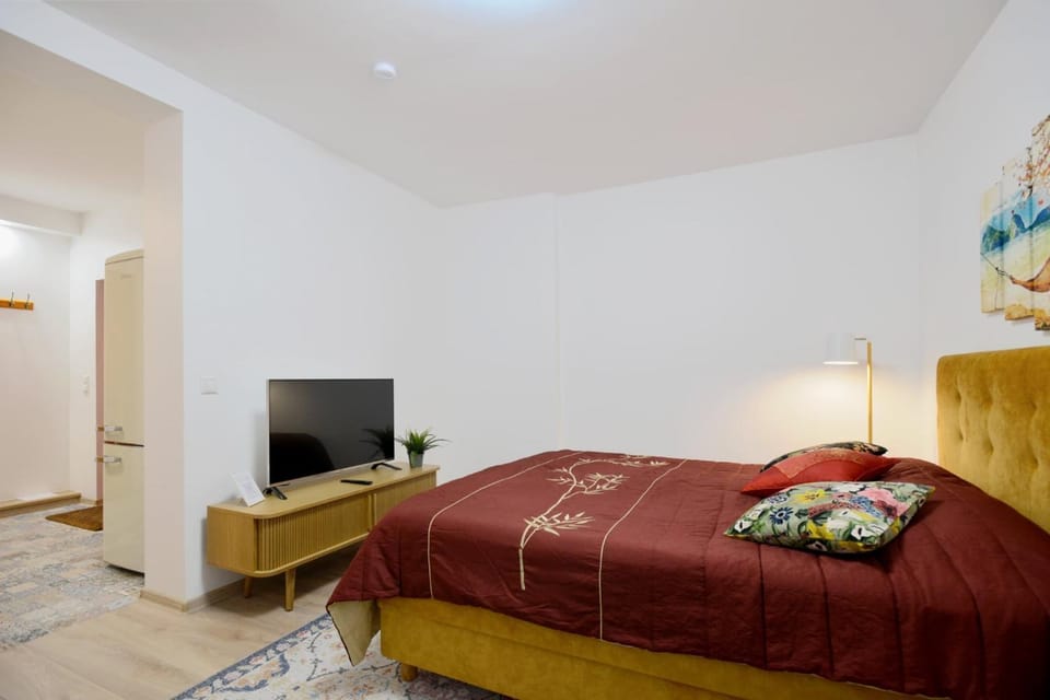 Communal lounge/ TV room, Bed, TV and multimedia, Photo of the whole room, Bedroom