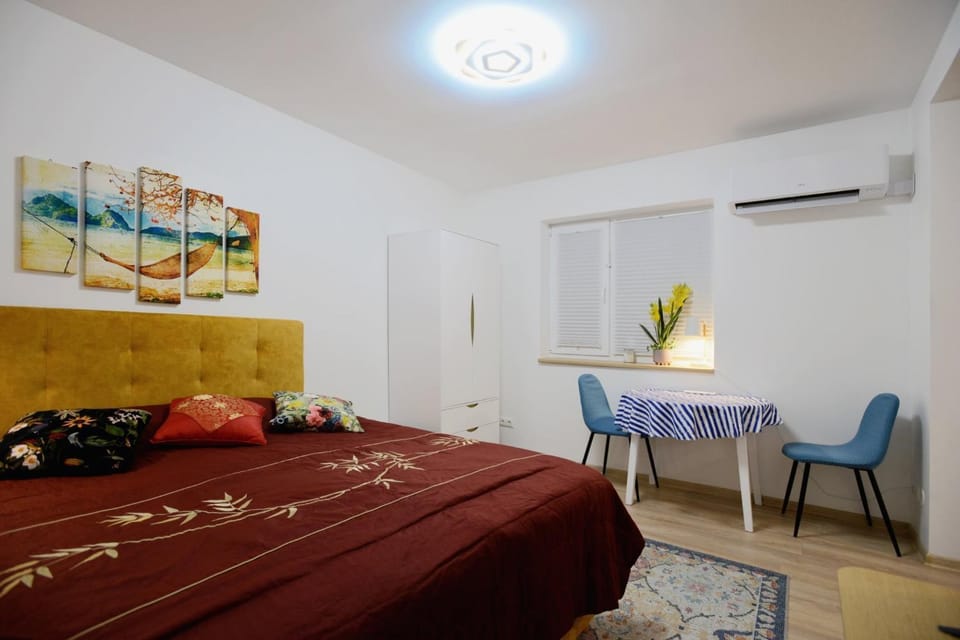 Bed, Living room, Photo of the whole room, Seating area, Bedroom, air conditioner