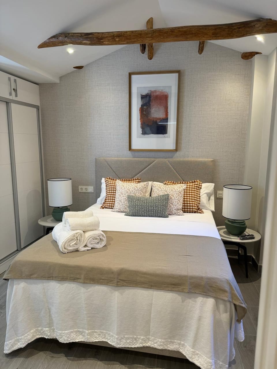 Bed, Photo of the whole room, Bedroom, towels