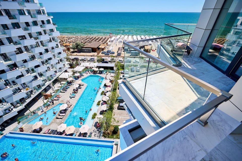 Property building, Bird's eye view, Balcony/Terrace, Beach, Pool view, Sea view, Swimming pool