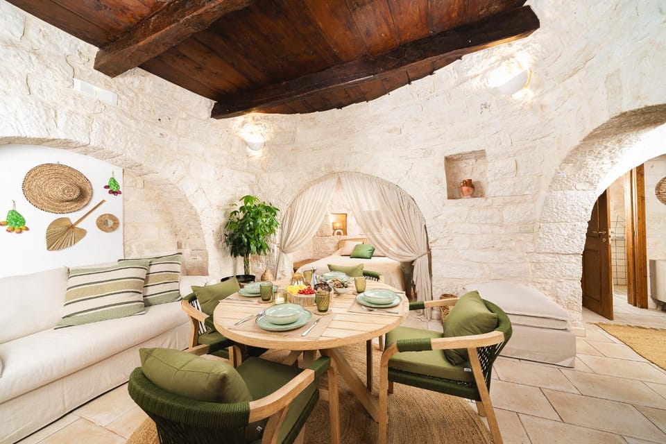 Photo of the whole room, Dining area