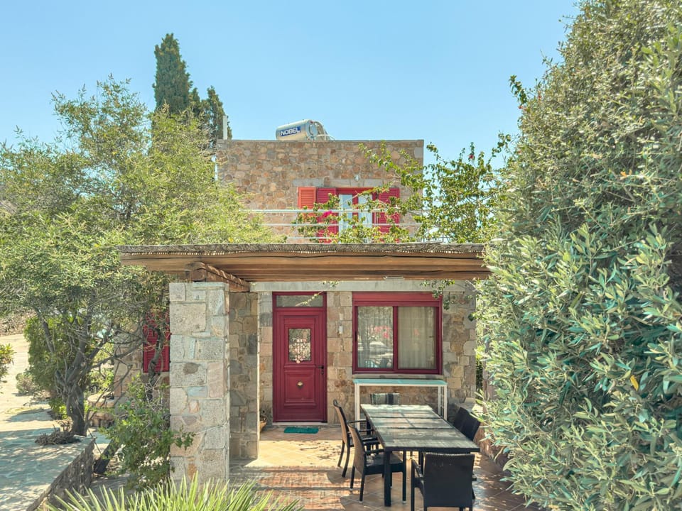 Property building, Patio, Spring, Day, Garden, Dining area, Garden view