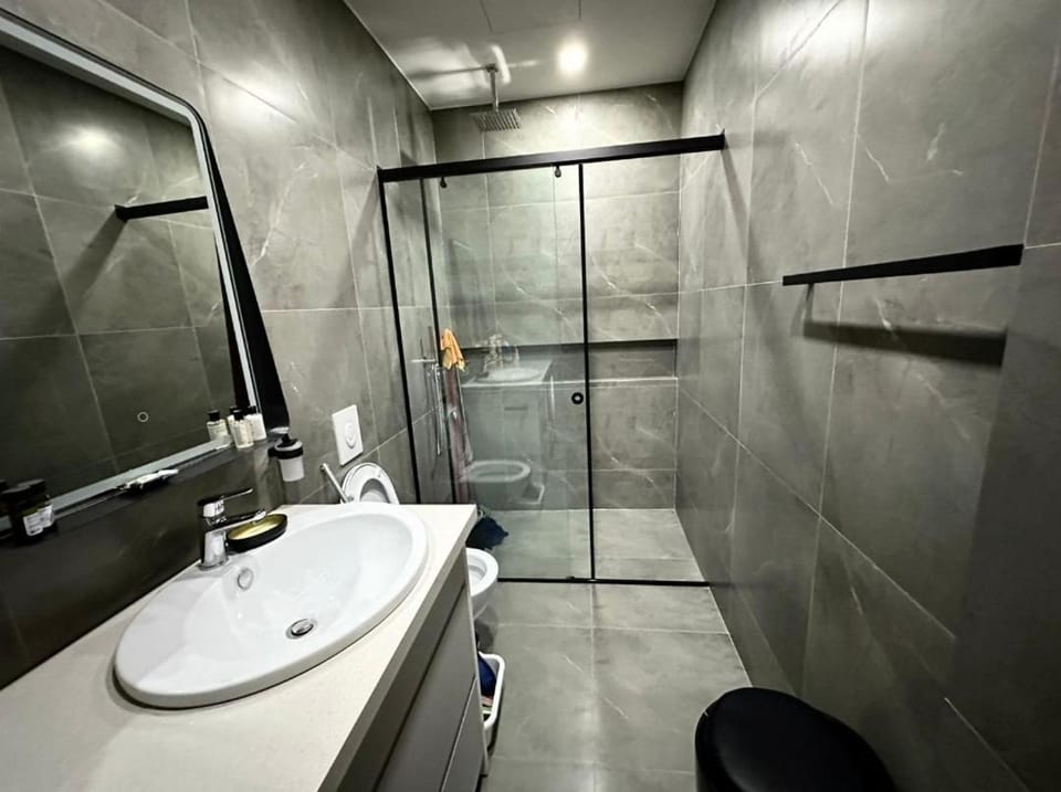 Shower, Toilet, Bathroom, towels