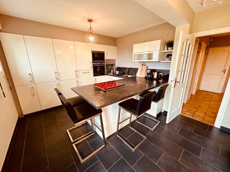 Kitchen or kitchenette, Dining area, dishwasher, oven, pet friendly, stove