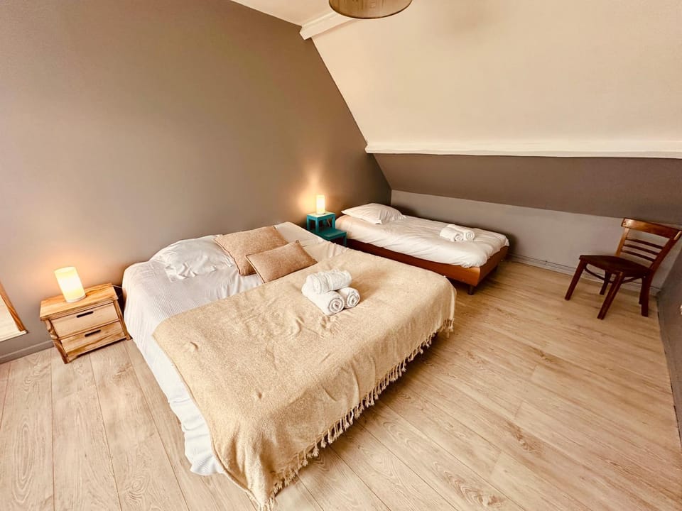 Bed, Photo of the whole room, Bedroom, towels