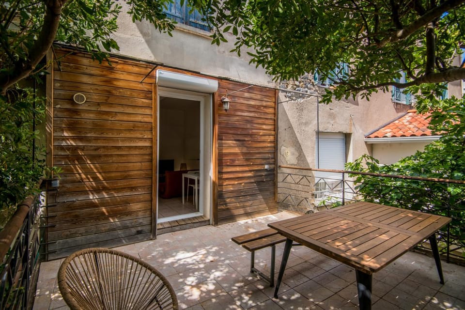 Patio, Dining area, Garden view