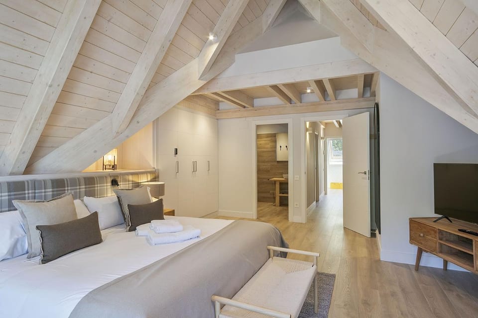 Bed, TV and multimedia, Photo of the whole room, Bedroom, towels