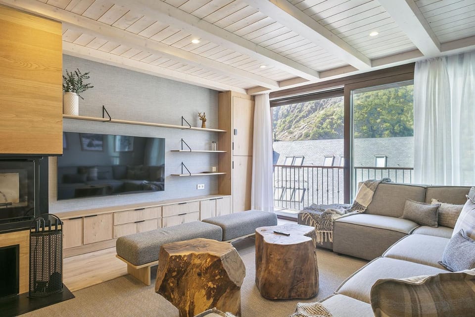 Communal lounge/ TV room, Natural landscape, TV and multimedia, View (from property/room), Balcony/Terrace, Living room, Seating area, Dining area