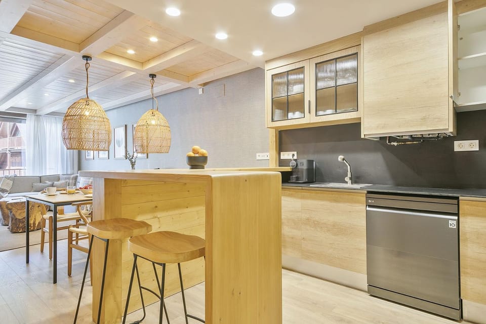 Kitchen or kitchenette, Dining area, dishwasher, oven, stove