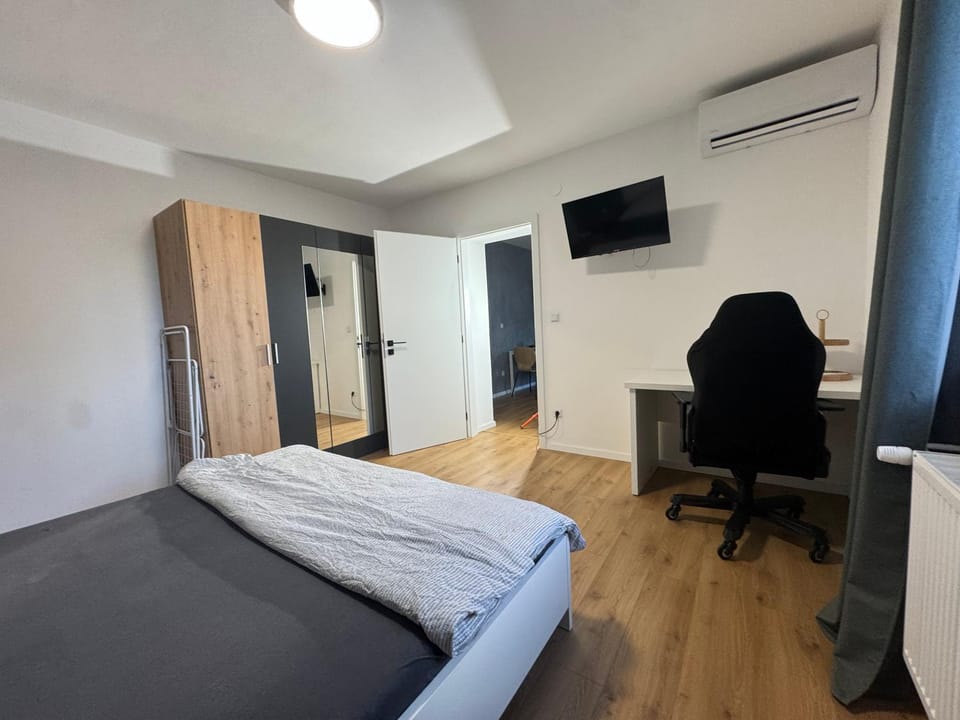 Bedroom, internet