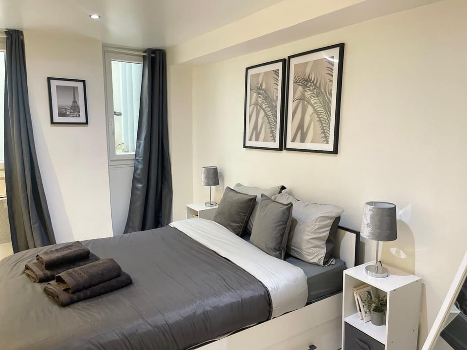 Bed, Photo of the whole room, Bedroom, towels