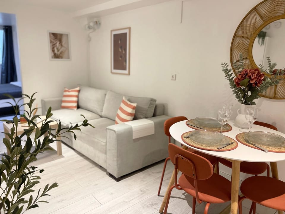 Living room, Seating area, Dining area