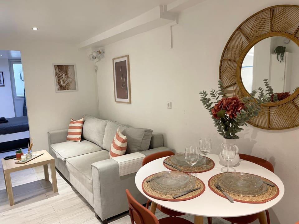 TV and multimedia, Living room, Seating area, Dining area