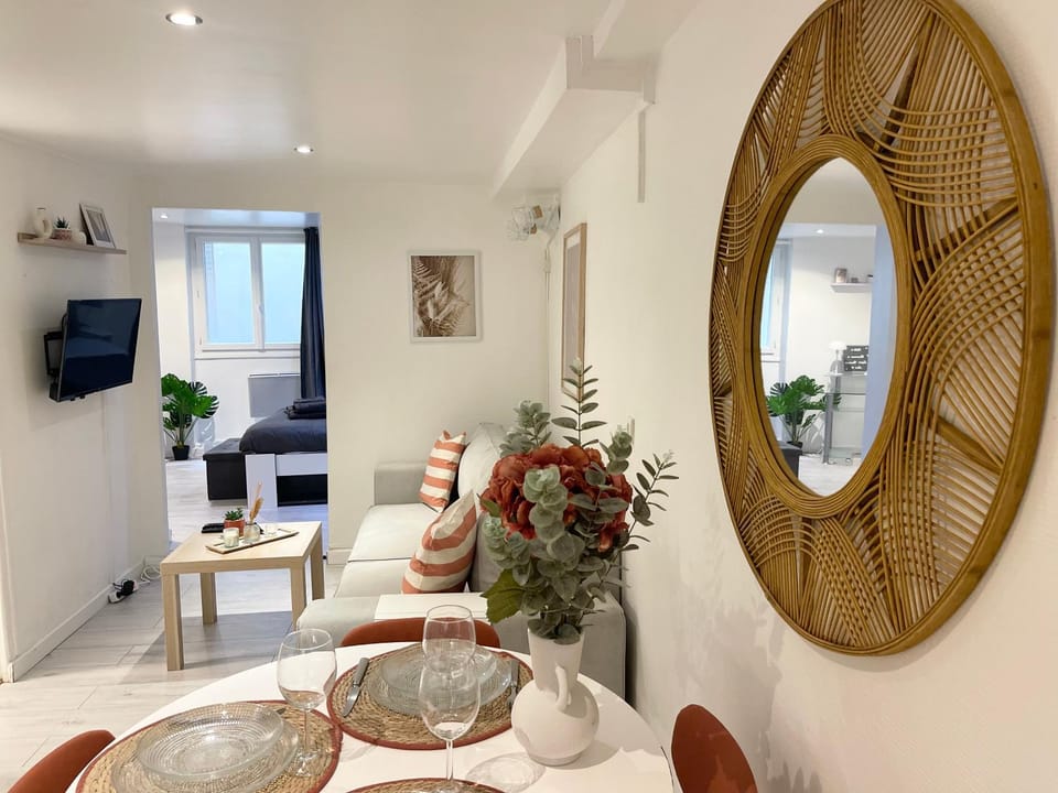 TV and multimedia, Living room, Seating area, Dining area