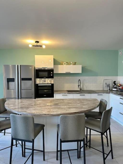 Spacieux Appartement de 73 m2 en plein centre-ville d'Evian avec 2 chambres Apartment in Évian-les-Bains