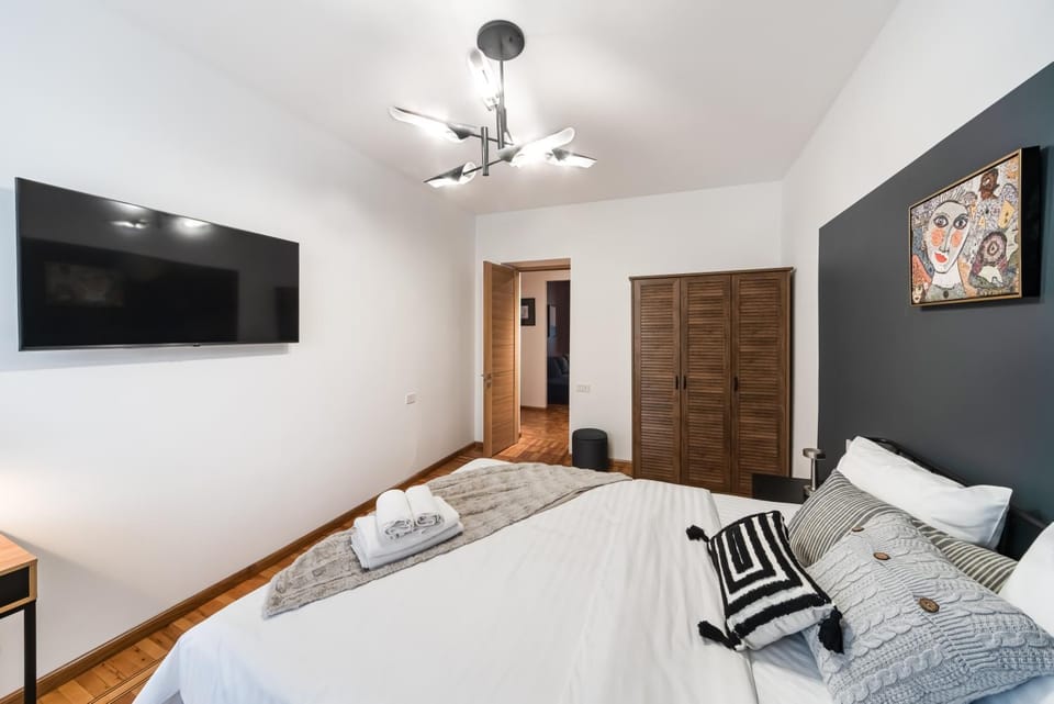 Bed, TV and multimedia, Bedroom, towels