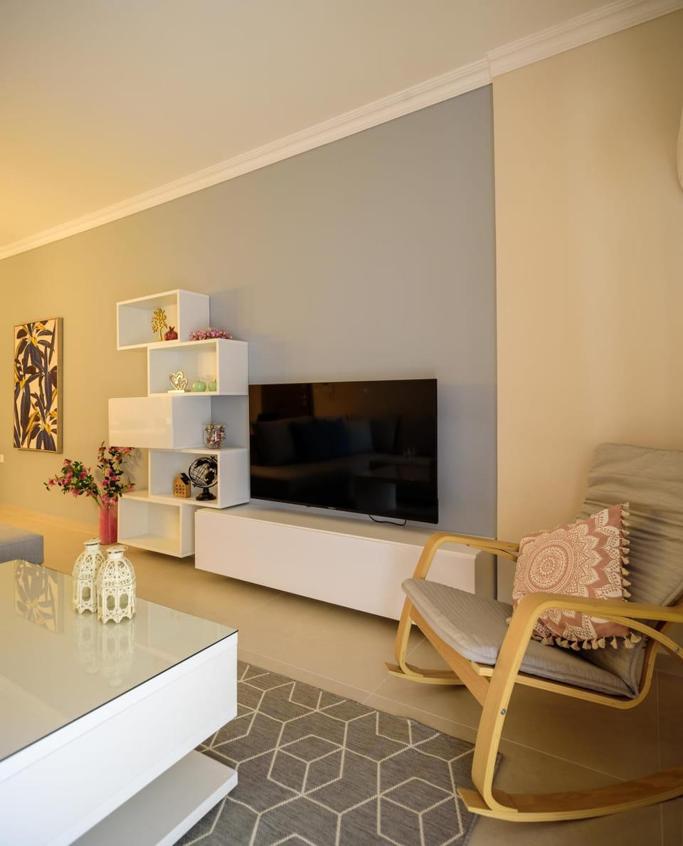 TV and multimedia, Living room, Evening entertainment
